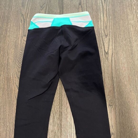 Lululemon Wunder Under Crop in Black/Teal Quilt Size 4 - Picture 8 of 8